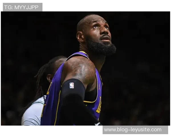 詹姆斯37岁赛季表现惊艳30场次创纪录库里得分表现对比分析 詹姆斯37岁赛季表现惊艳30场次创纪录库里得分表现对比分析