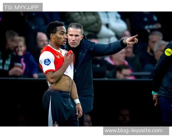 马赛寻求双签费耶诺德昆滕廷伯与科莫达库尼亚球员